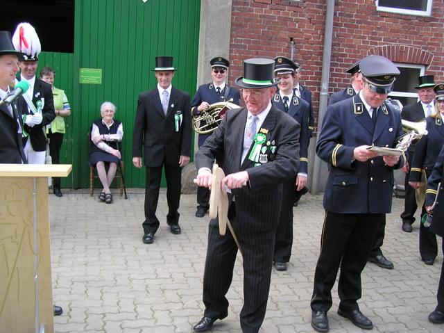 05b_mo 19 Hum.jpg - Vorstandsmitglied Ulli Koller und Rolf Kesselmann übergaben ein "Steckenpferd" an Ehrengeneralmajor Anton Eßling, da er in seiner aktiven Zeit als Oberst beritten war.